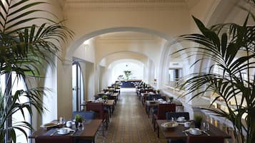 Lunch and dinner served, international cuisine