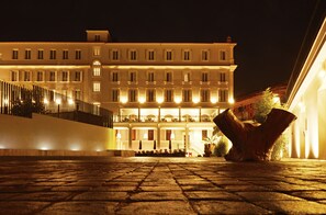 Front of property – evening/night - Hotel The Building (Rome)