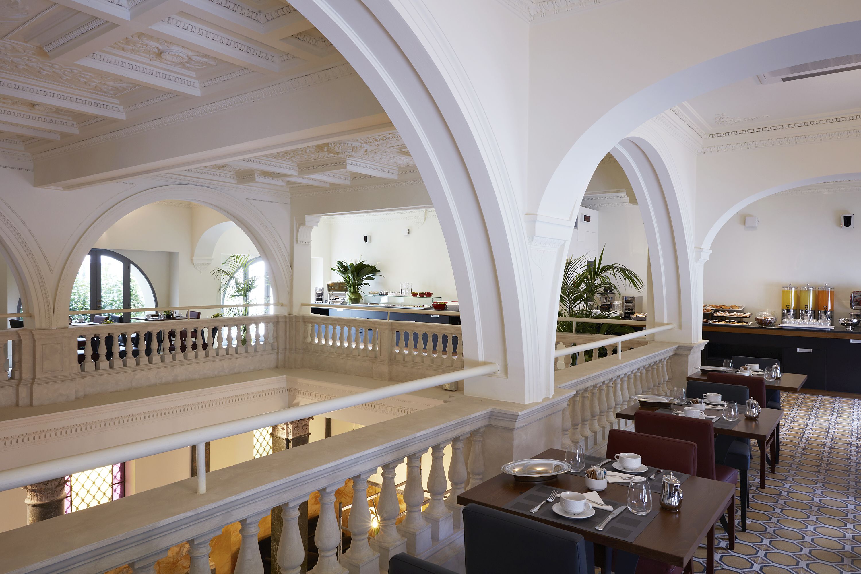 lunch and dinner served, international cuisine