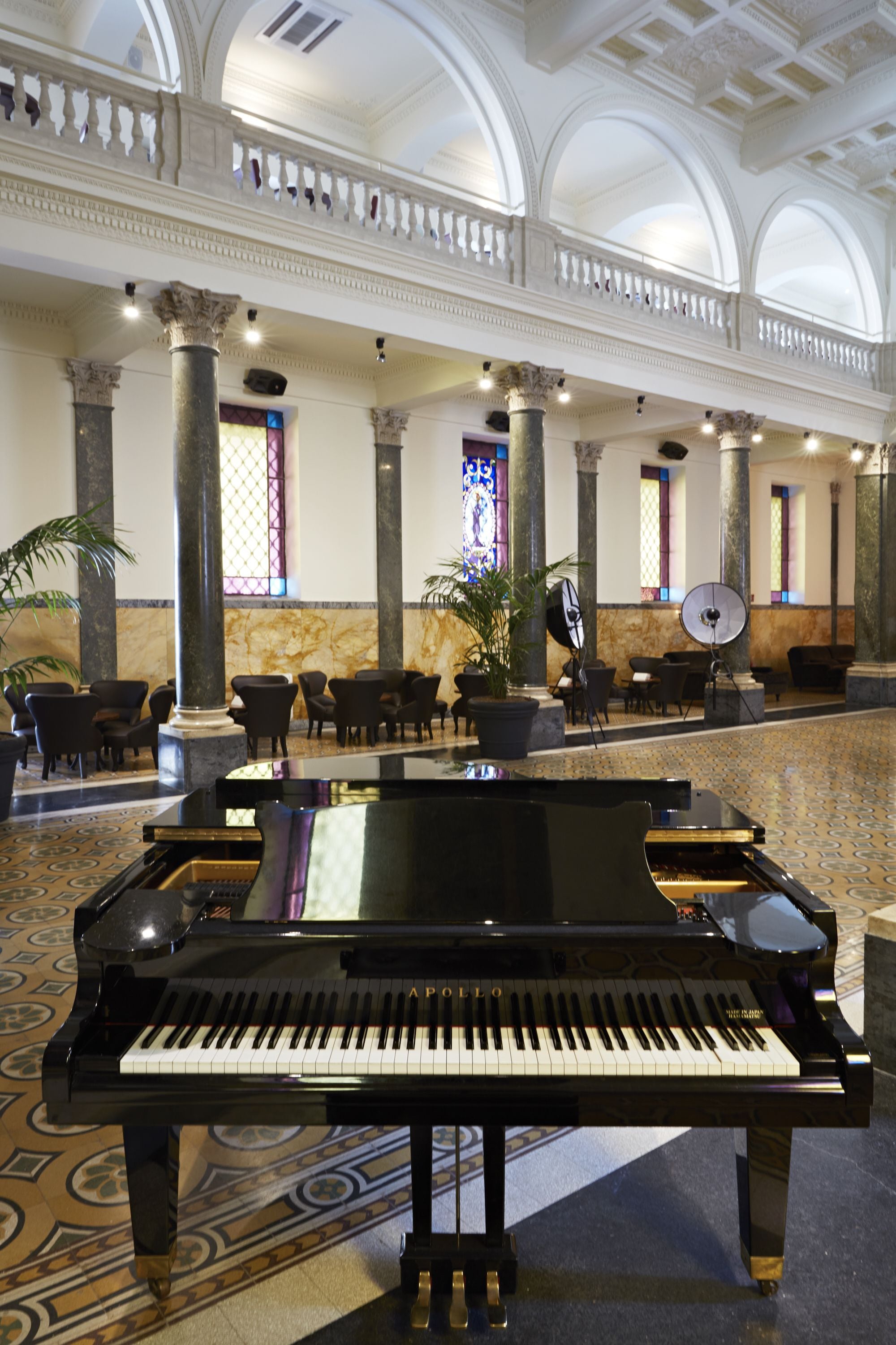 lunch and dinner served, international cuisine