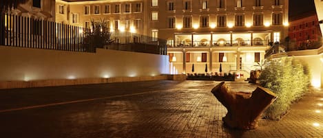 Fachada de la propiedad por la tarde o noche