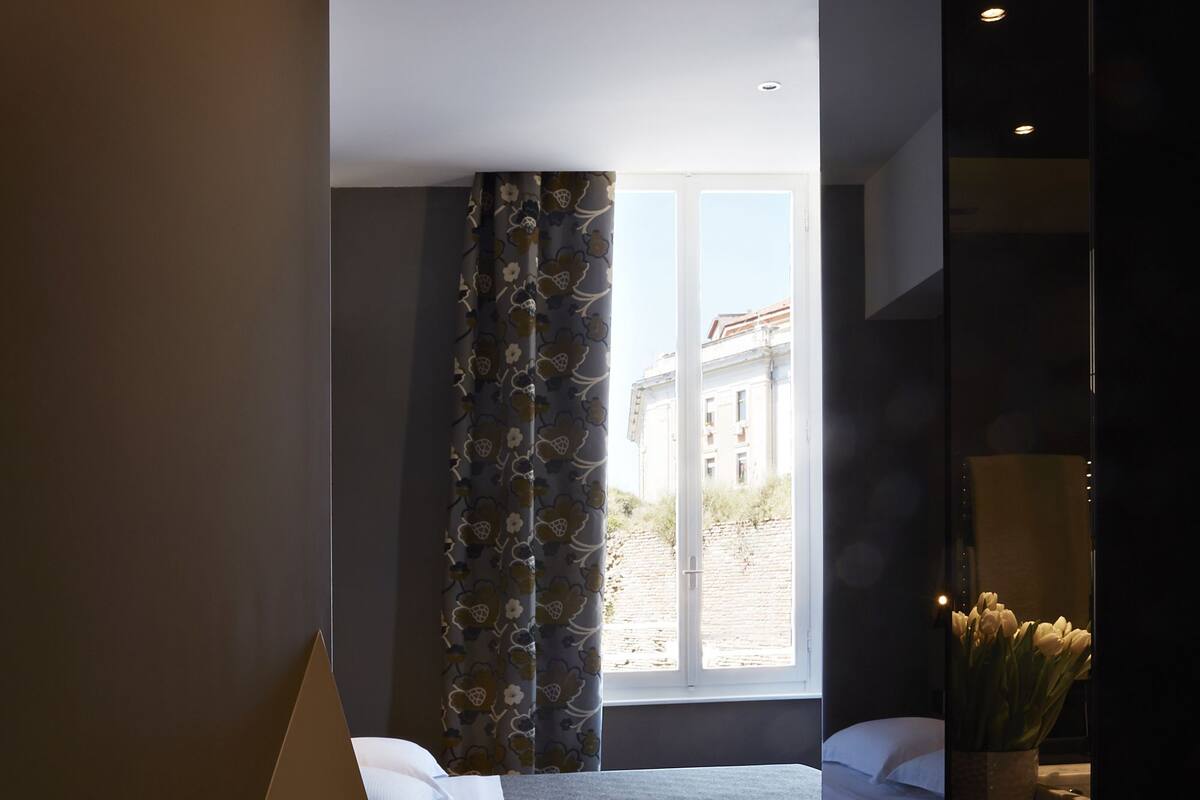 Classic Triple Room | Minibar, in-room safe, desk, laptop workspace