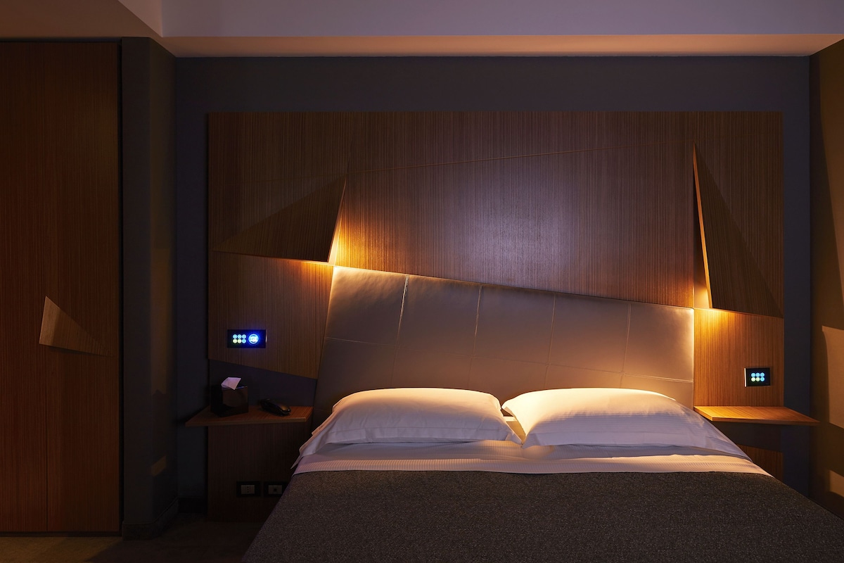 Minibar, in-room safe, desk, laptop workspace