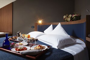 Minibar, in-room safe, desk, laptop workspace - Hotel The Building (Rome)