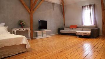 Loft | Premium bedding, soundproofing, iron/ironing board, free WiFi