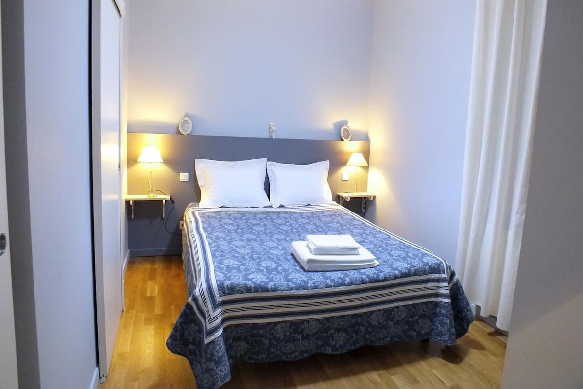 Basic Room | Premium bedding, soundproofing, iron/ironing board, free WiFi