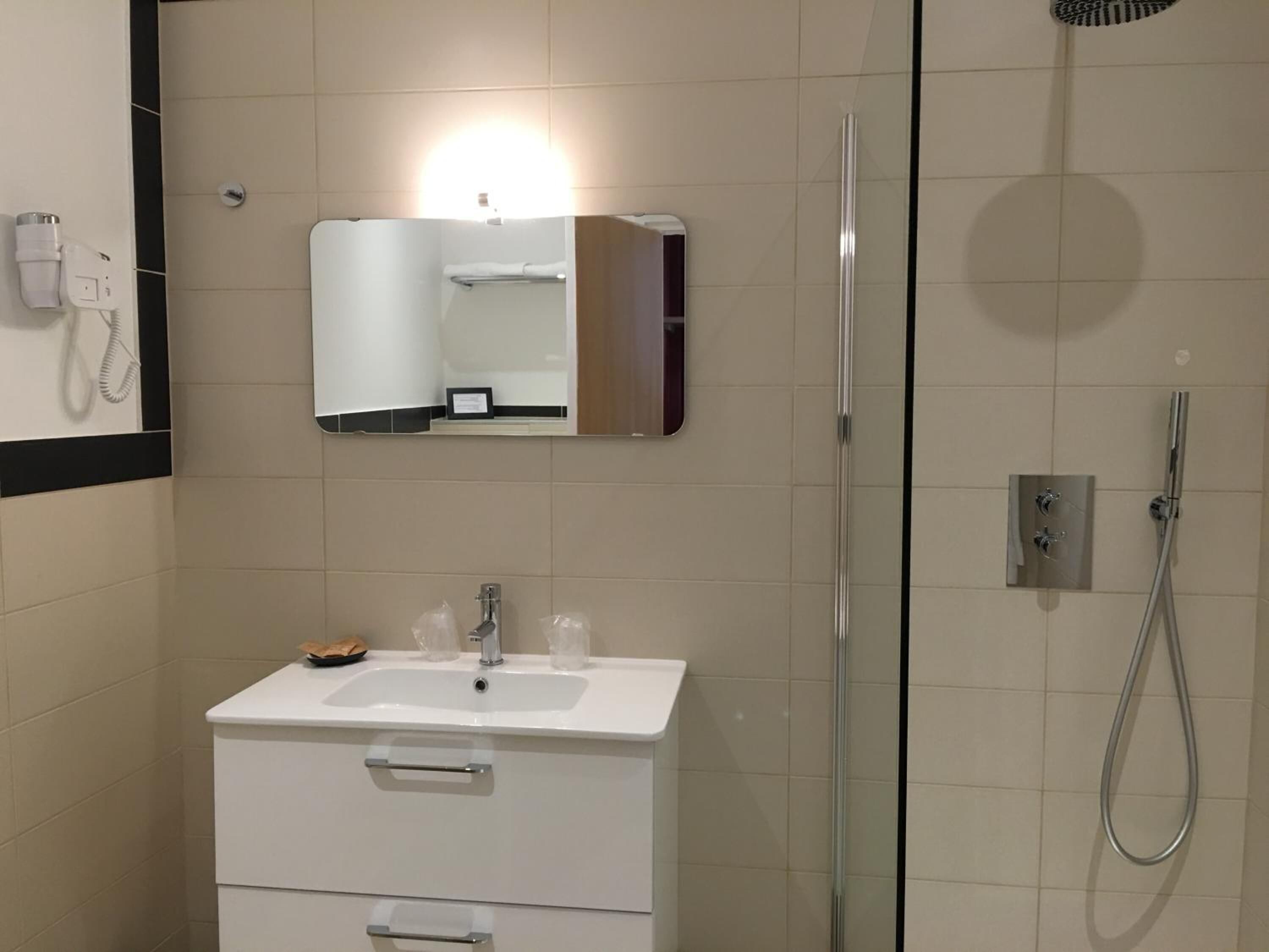 shower, free toiletries, hair dryer, towels