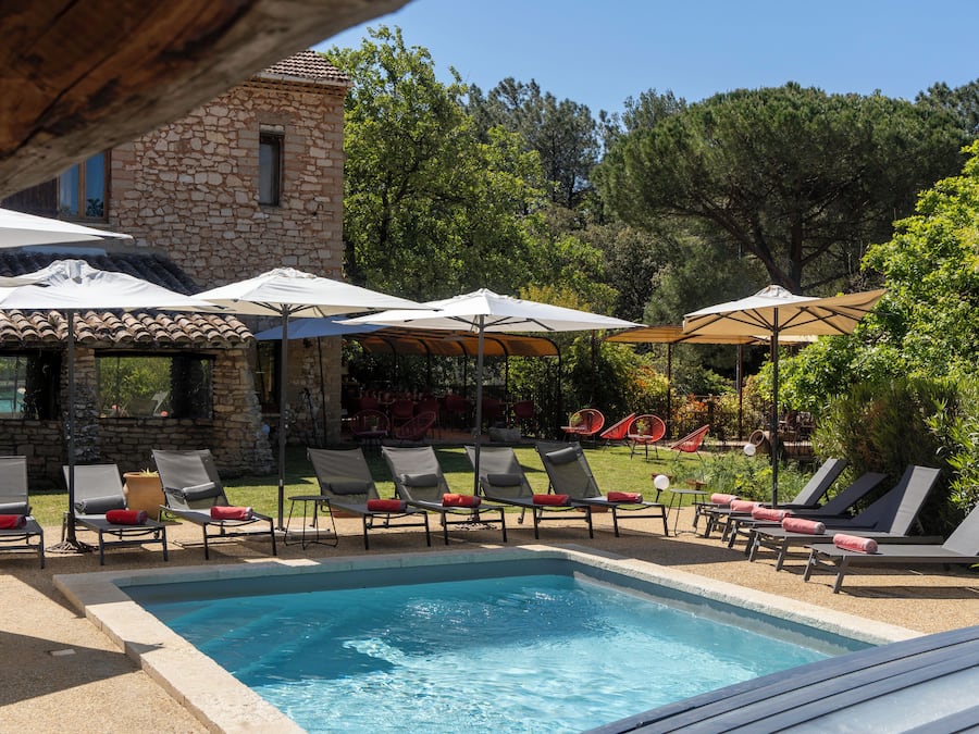 Piscina externa, espreguiçadeiras