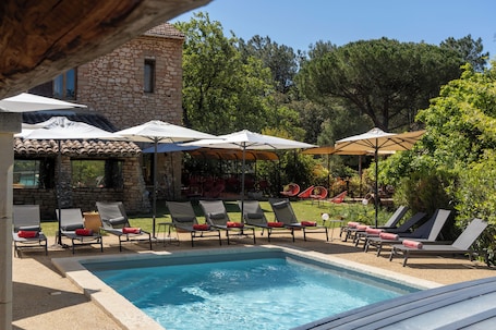 Piscine extérieure, chaises longues. La Maison des Ocres
