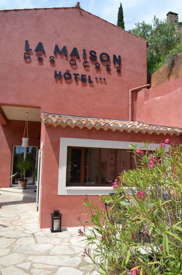 A building with the sign "LA MAISON DES OCÉRÉS HOTEL".