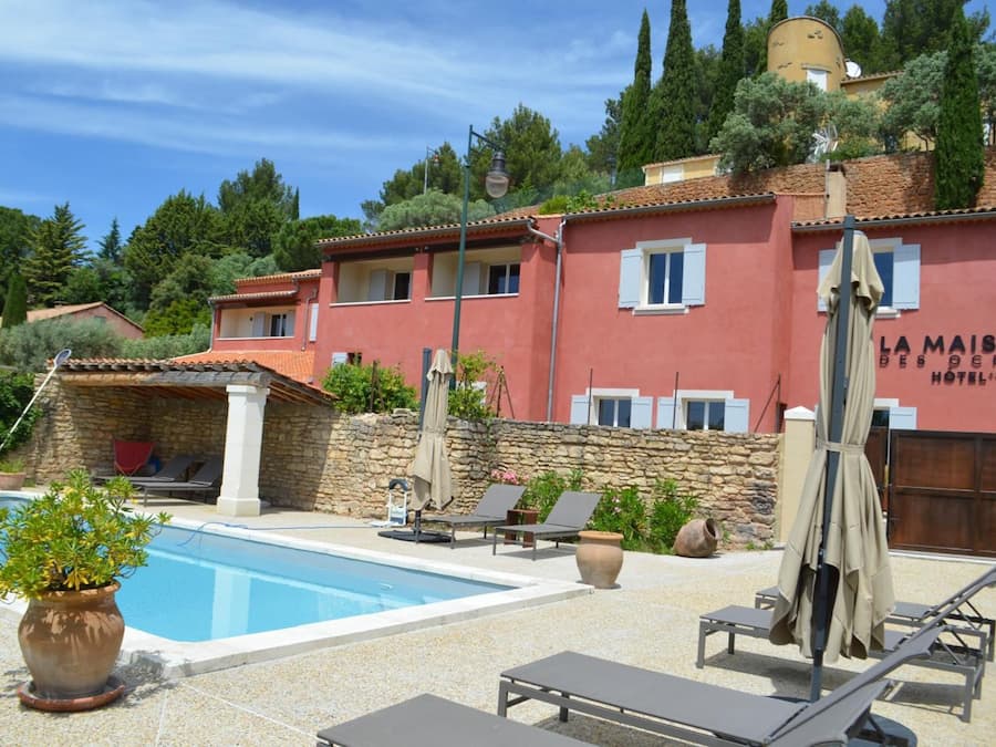 Alberca al aire libre y camastros