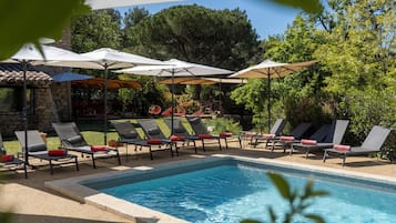 Piscina all'aperto, lettini