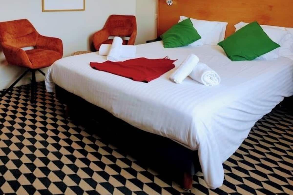 Superior Double Room, 1 Queen Bed, Mountain View | Premium bedding, in-room safe, desk, laptop workspace