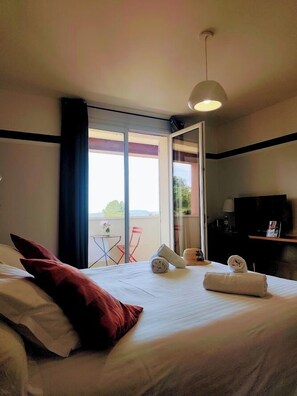 Superior-Doppelzimmer, 1 Queen-Bett, Balkon | Hochwertige Bettwaren, Zimmersafe, Schreibtisch