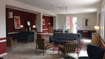 Een 32-inch flatscreentelevisie met digitale zenders en televisie