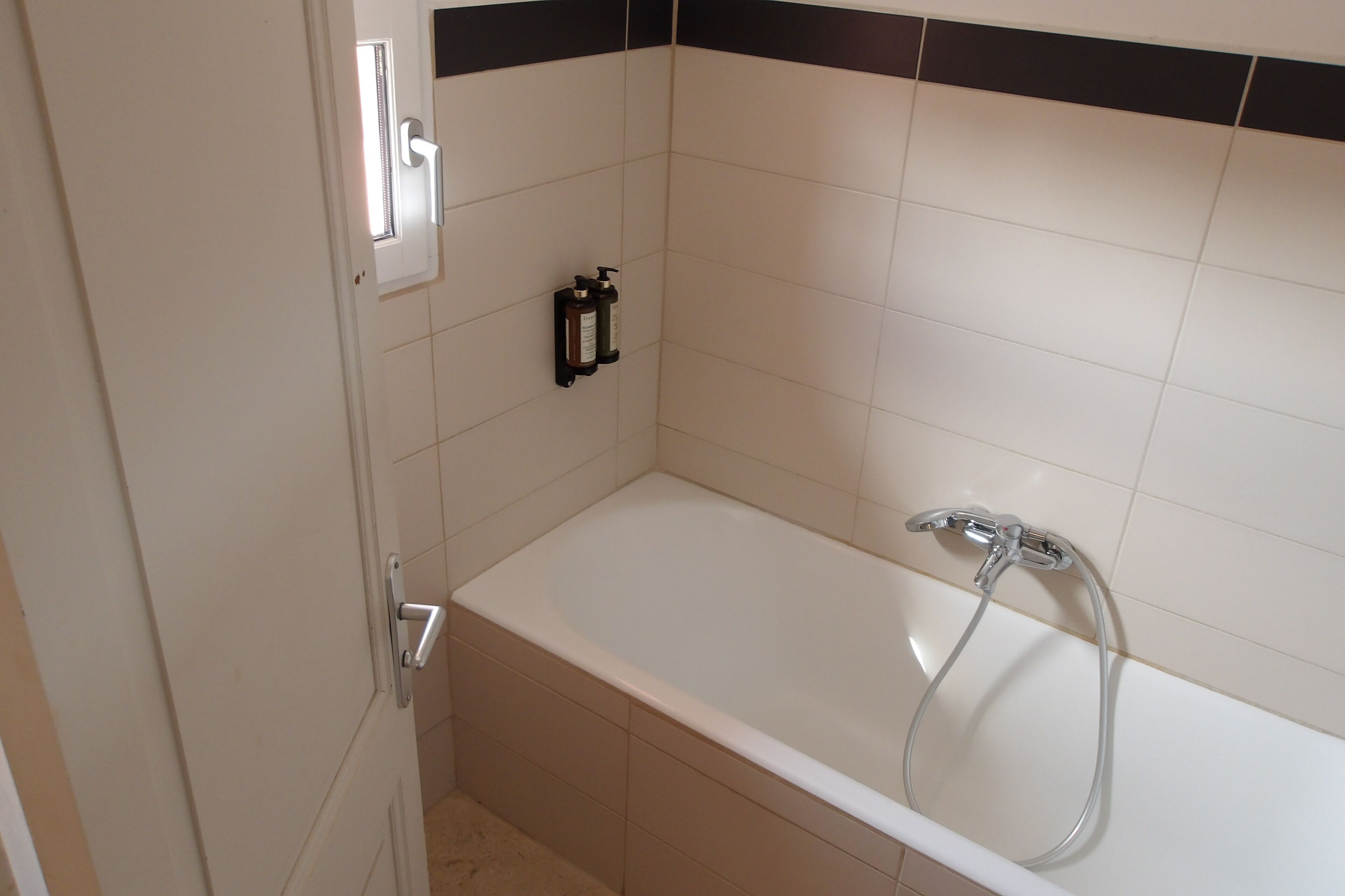 Un baño con bañera, ducha e inodoro.