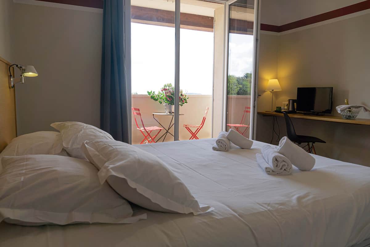 superior double room, 1 queen bed, balcony | 1 bedroom, premium bedding, in-room safe, desk