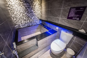 Quarto quádruplo exclusivo | Banheiro | Chuveiro/banheira combinados, banheiras de fontes termais