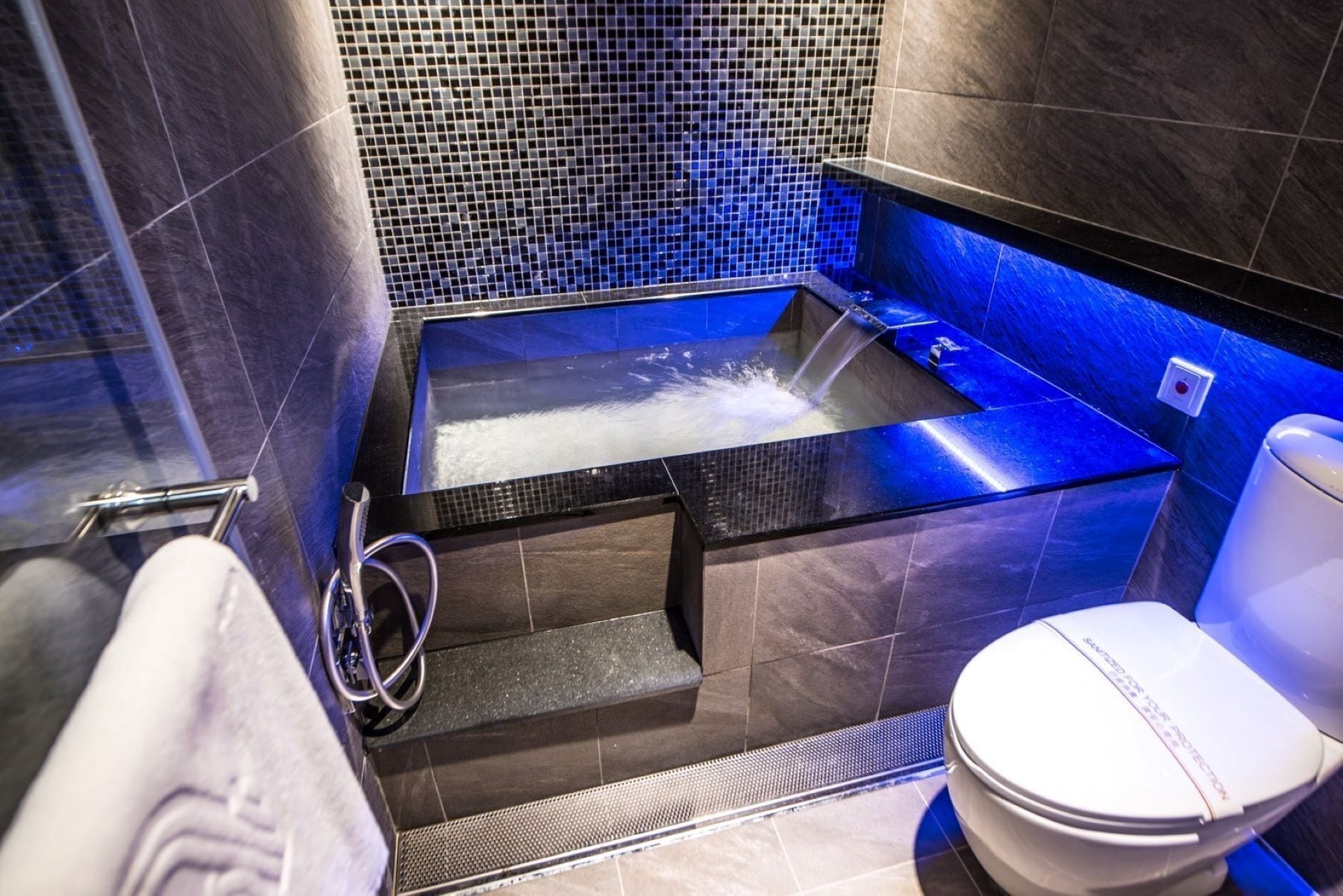 exclusive quadruple room | bathroom | combined shower/bathtub, spring water bathtub, free toiletries