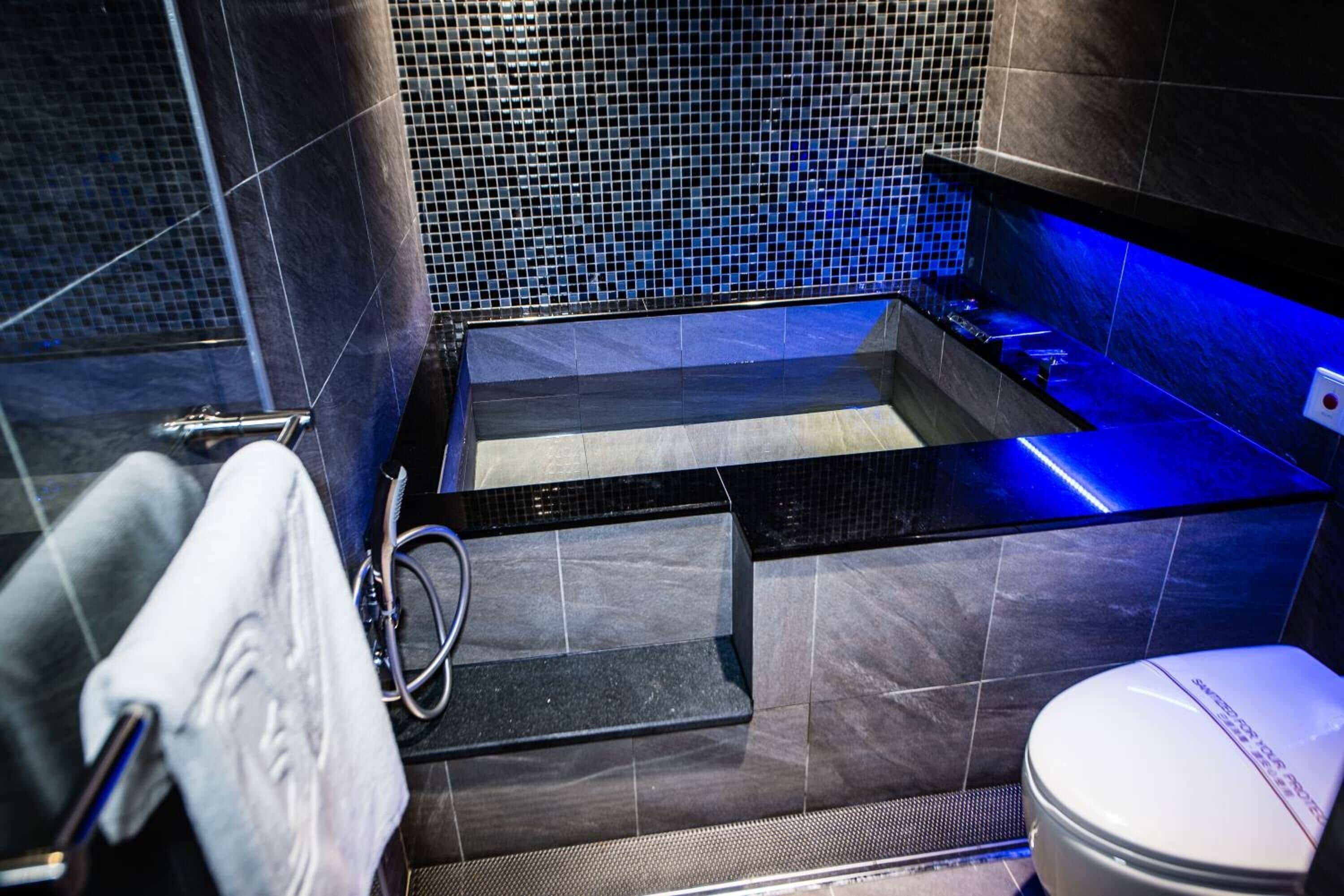 combined shower/bathtub, spring water bathtub, free toiletries