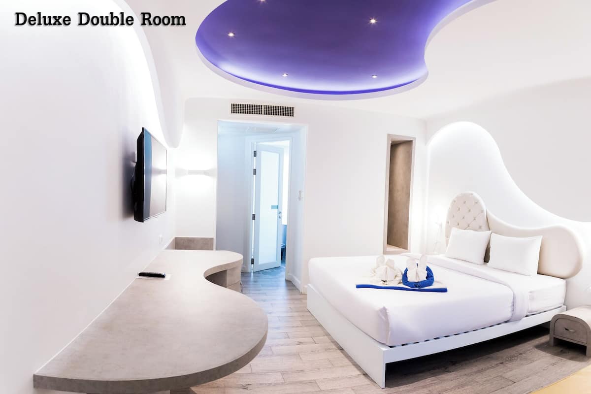 Deluxe Double Room | Minibar, in-room safe, desk, blackout drapes
