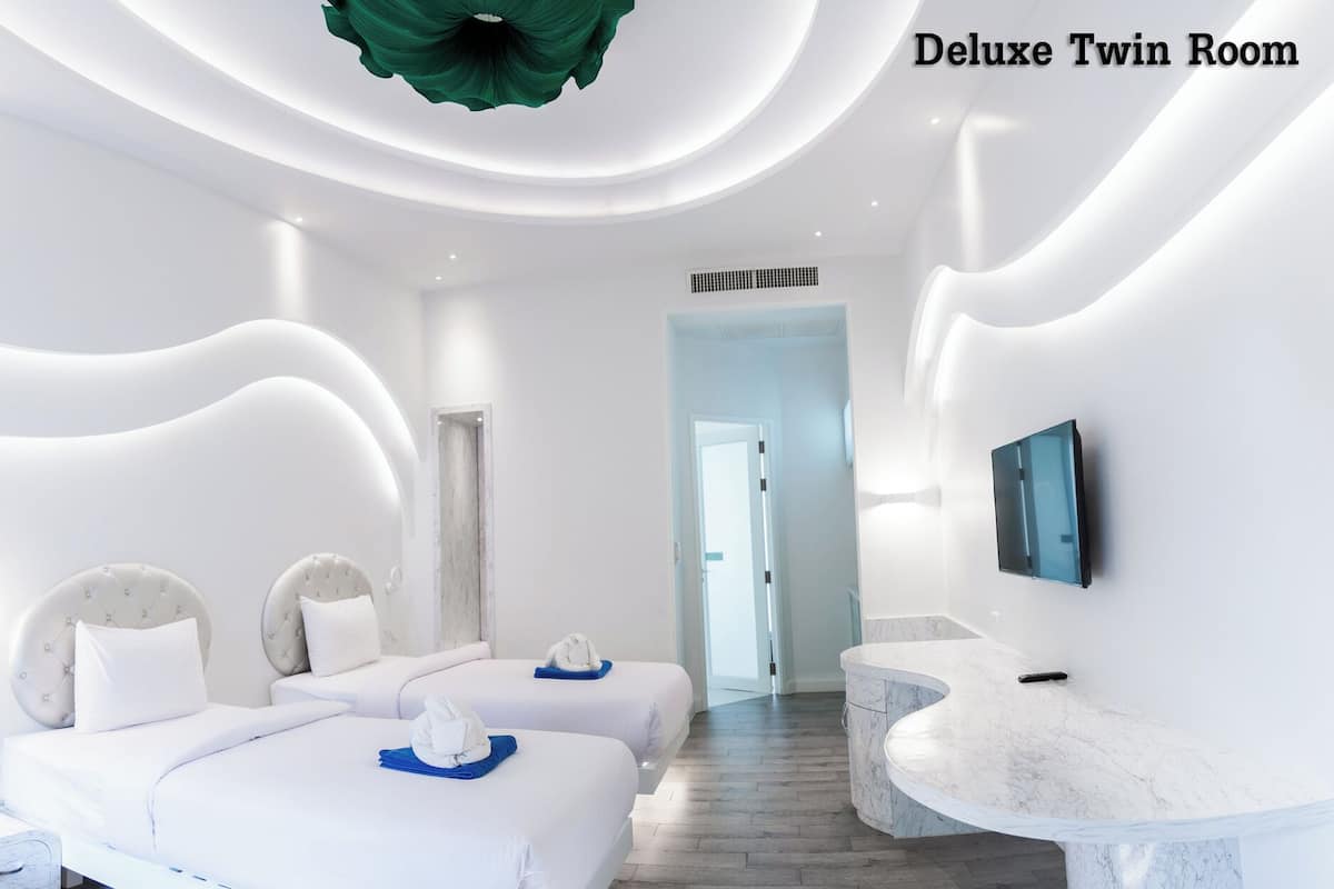 Deluxe Twin Room | Minibar, in-room safe, desk, blackout drapes