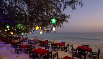 En la playa, arena blanca, toallas de playa, buceo