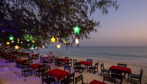 在海滩、白沙、沙滩毛巾、水肺潜水