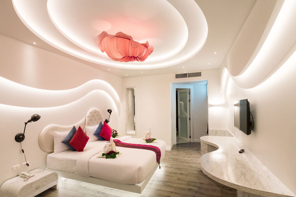 Deluxe Double Room | Minibar, in-room safe, desk, blackout drapes