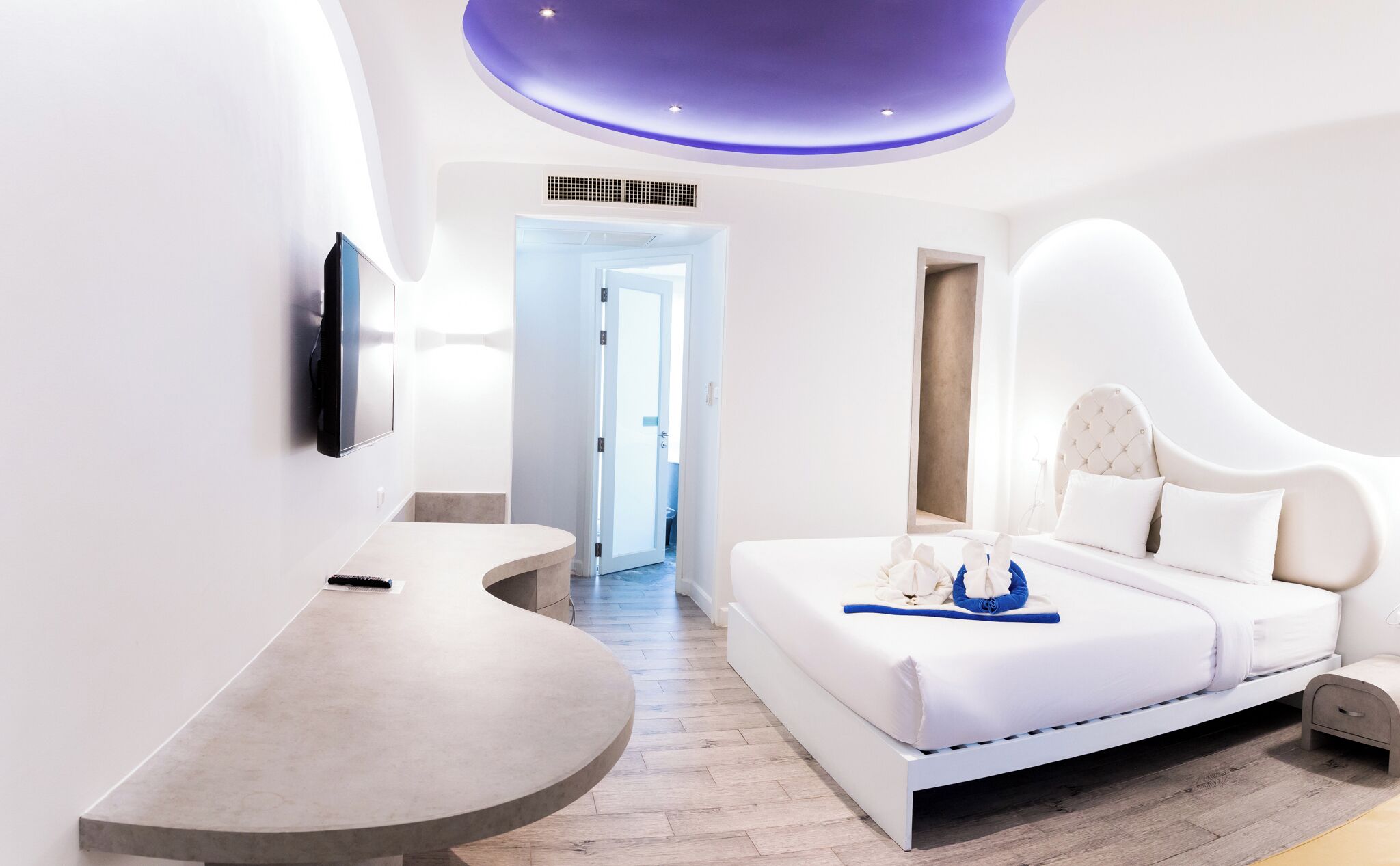Deluxe Double Room | Minibar, in-room safe, desk, blackout drapes