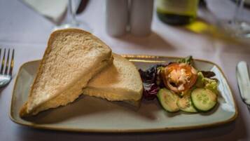 Un plato con un sándwich y una ensalada.