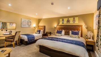 Superior Family Room | Bàn, màn/rèm cản sáng, bàn ủi/dụng cụ ủi quần áo