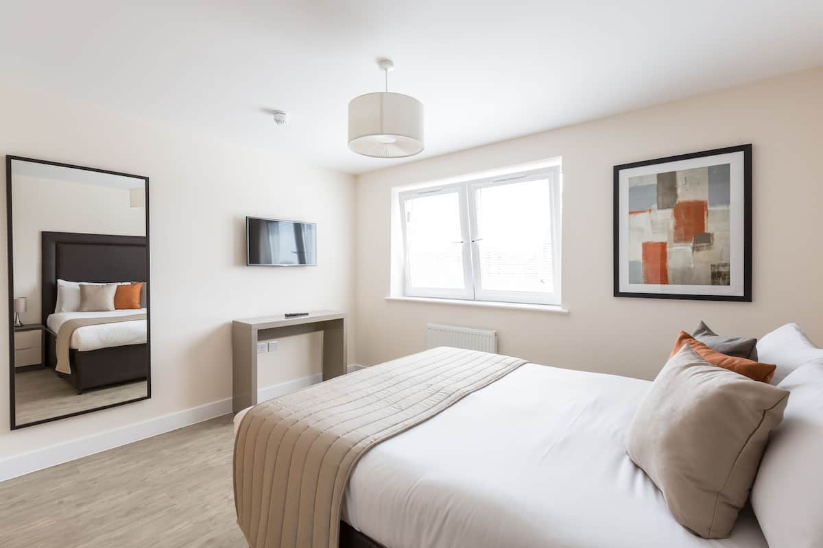 1 chambre, bureau, chambres insonorisées, fer et planche à repasser