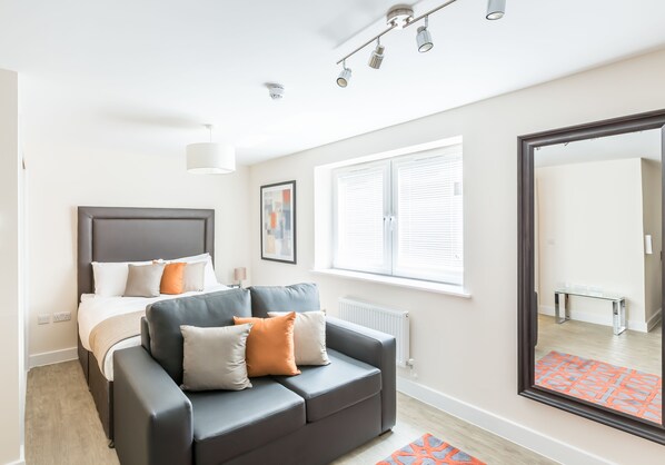 Studio Luxe, 1 lit double | Bureau, chambres insonorisées, fer et planche à repasser, Wi-Fi gratuit
