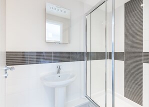 Free toiletries, hair dryer, towels - Central Gate Apartments by House of Fisher (Newbury)