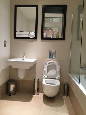 Separat badekar og bruser, gratis toiletartikler