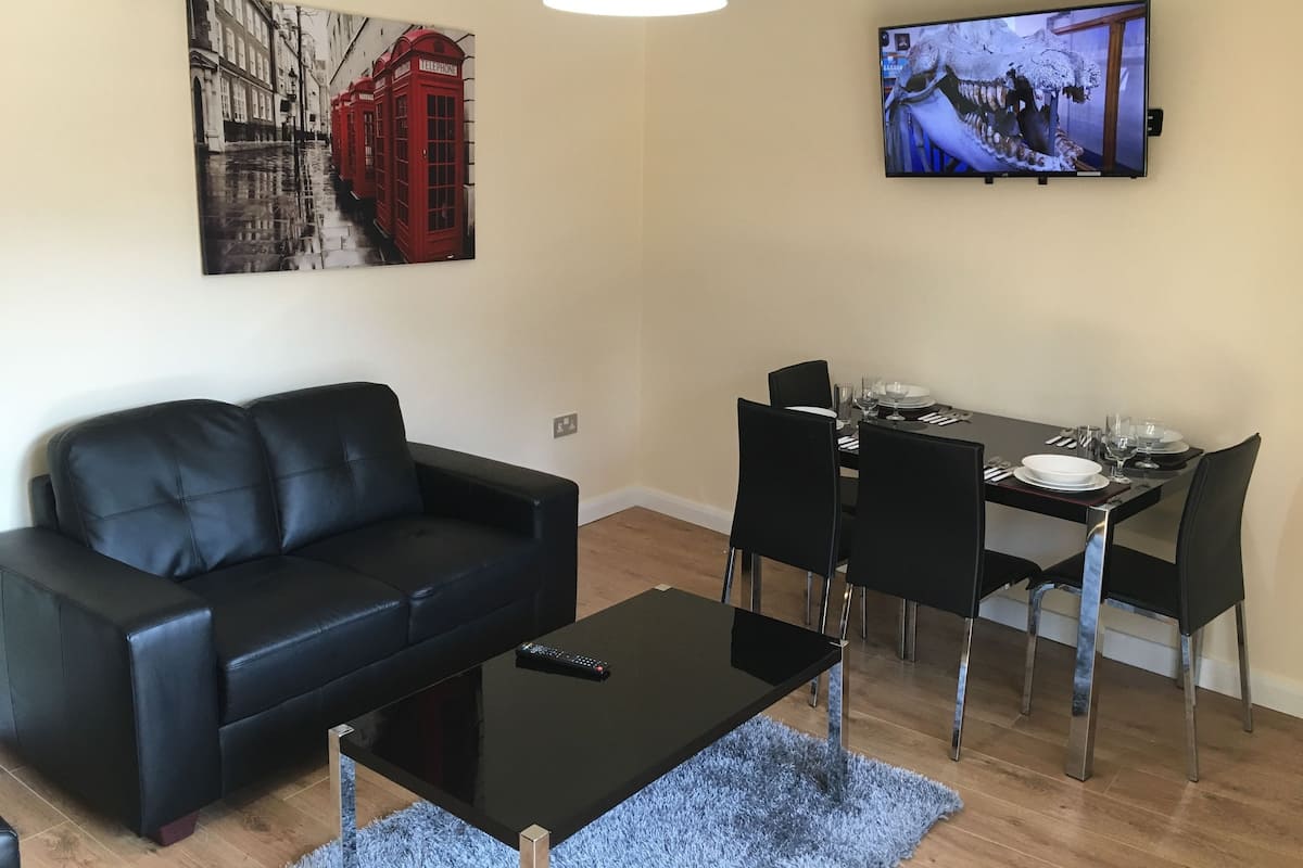 Premium Apartment, 2 Bedrooms, Balcony | In-room dining