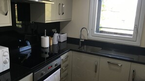 Coffee/tea maker, fridge, microwave, oven - Starlite Serviced Apartments (Leeds)