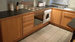 Coffee/tea maker, fridge, microwave, oven - Starlite Serviced Apartments (Leeds)