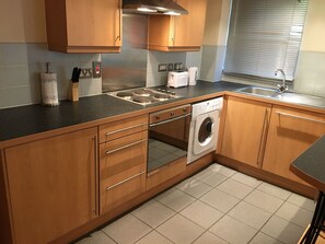 Fridge, microwave, oven, coffee/tea maker - Starlite Serviced Apartments (Leeds)