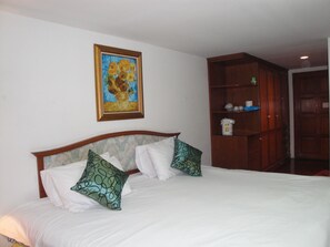 객실 내 금고, 책상, 노트북 작업 공간, 암막 커튼