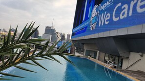 Una piscina al aire libre, tumbonas