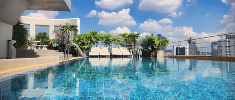 Utomhuspool och solstolar