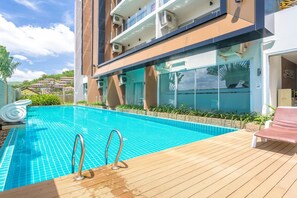 Una piscina al aire libre