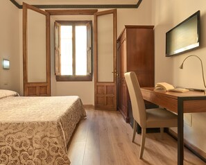 Deluxe-Zimmer | Minibar, Schreibtisch, laptopgeeigneter Arbeitsplatz, kostenloses WLAN