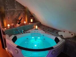 Romantic Suite, Jetted Tub | Jetted tub