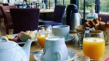 Desayuno buffet diario (EUR 17.50 por persona)