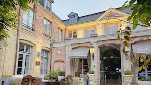 A hotel with a classic facade, large windows, and a welcoming entrance. - Châtellerie de Schoebeque (Cassel)