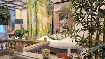 Romantische Suite, Whirlpool | Zimmersafe, individuell dekoriert, individuell eingerichtet