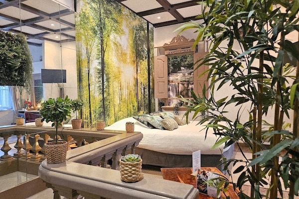 Suite romántica, hidromasaje | Caja de seguridad en la habitación y decoración personalizada